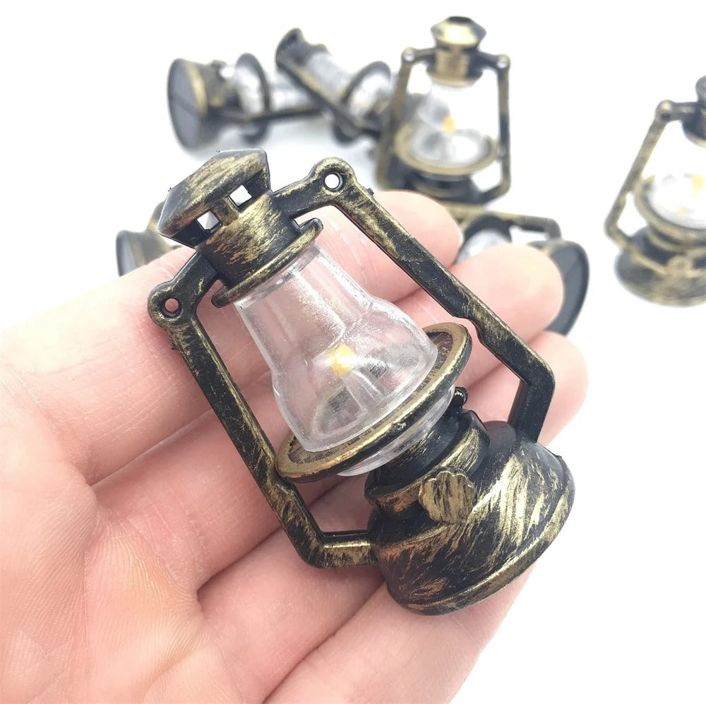 5Pcs Retro Style Scale Miniature Oil Lamp Dollhouse Accessories Mini Kerosene Lantern Micro Landscape Decor Scene Ornaments