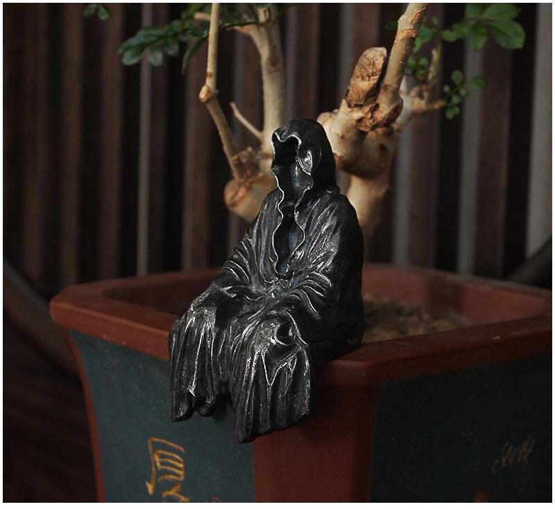 Gothic Black Robe Nightcrawler Statue - Reaping Solace the Creeper Sitting Statue Decorative Dark Cloak Mysterious Master Ornament Toy